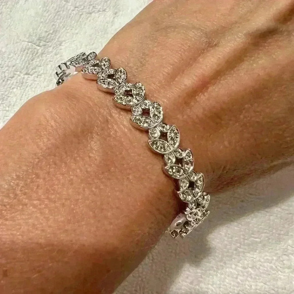 Swarovski Nightingale Pattern Bangle
Bracelet Silver Circum 8.5” - Picture 4 of 8